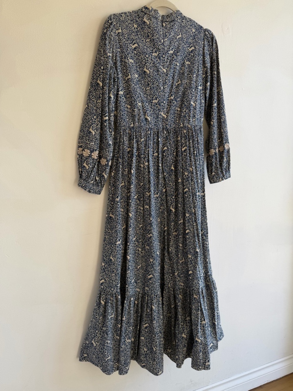 Doen ‘Nova’ Blue Floral Pintuck Midi Dress in Prancing Fawn Print - Picture 7 of 7